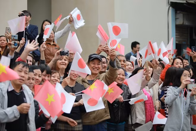 Jeudi matin, l'Empereur Akihito et son épouse Michiko ont visité le Temple de la Littérature, dans le cadre de leur visite d'Etat au Vietnam du 28 février au 5 mars. De nombreux habitants de la capitale ​sont venus très tôt pour les saluer. 