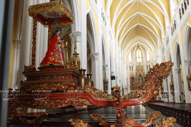 Une statue de Saint dans la cathédrale.