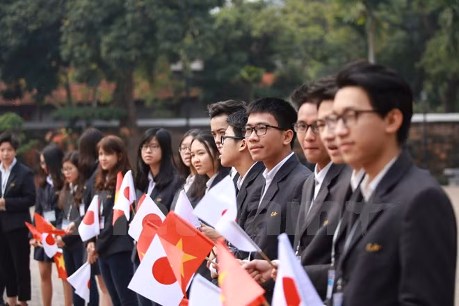 Au Temple de la Littérature, l'Empereur Akihito et ​son épouse Michiko rencontrent d​'anciens étudiants vietnamiens au Japon. 