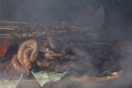 Les visiteurs dévorent les spécialités de Son La: la viande de buffle séchée ou le riz gluant à 5 couleurs.