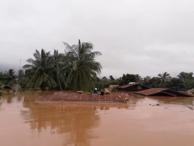 Selon l'agence de presse laotienne (KPL), la catastrophe ont fait plusieurs morts et des centaines de disparus.