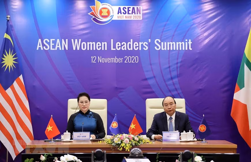 Le Premier ministre Nguyên Xuân Phuc et la présidente de l'Assemblée nationale nguyên Thi Kim Ngân participent au Sommet des femmes leaders de l’ASEAN tenu en ligne jeudi 12 novembre. Photo: VNA 