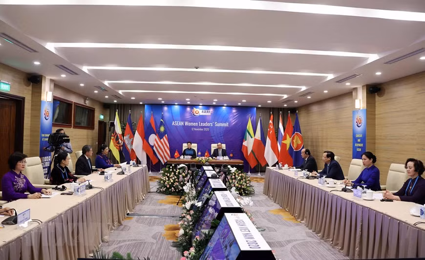 Le rôle des femmes et les questions liées à l’égalité des sexes sont discutés de manière approfondie pour la première fois lors du Sommet des femmes leaders de l’ASEAN tenu en ligne jeudi 12 novembre. Photo: VNA 