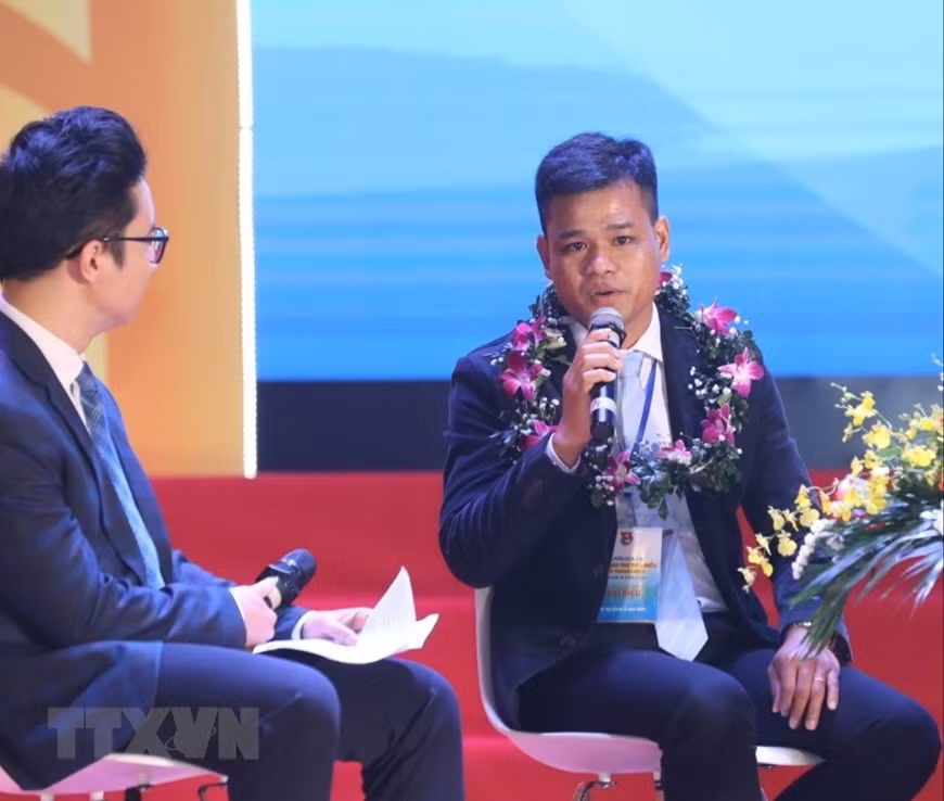 Le jeune enseignant Trân Thanh Phong de l'Université de Tiên Giang (à droite). Photo: VNA 
