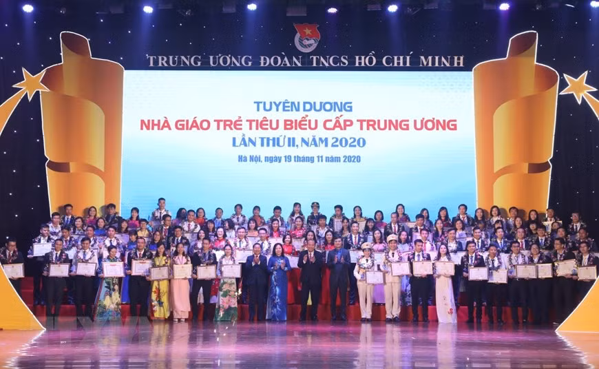 99 jeunes enseignants exemplaires ont été honorés, lors d'une cérémonie organisée le 19 novembre à Hanoi par l’Union de la jeunesse communiste Hô Chi Minh, à l'occasion du 38e anniversaire de la Journée des enseignants vietnamiens (20 novembre). Photo: VNA 