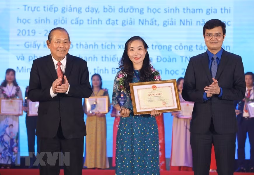 Le vice-Premier ministre permanent Truong Hoa Binh a remis des satisfecits aux jeunes enseignants. Photo: VNA 