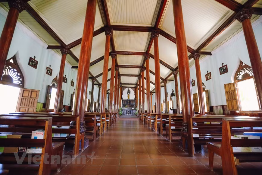 L'église de Lang Sông conserve des caractéristiques architecturales presque intactes. Photo: VNA