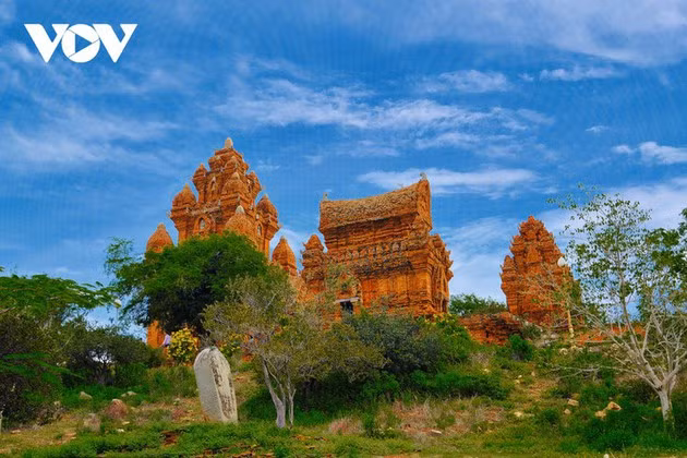 Les tours Poklong Garai se trouvent au sommet du mont Trâu, à environ 7 kilomètres à l’ouest du centre-ville de Phan Rang. Elles ont été construites par le roi Jaya Simhavarman III au XIIIe siècle pour le culte du roi Poklong Garai, un personnage mythique des Cham.Photo: VOV 