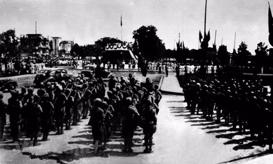 Située au cœur de Hanoi, la place Ba Dinh est un haut-lieu de la capitale. C’est ici que le 2 septembre 1945, le Président Hô Chi Minh a lu la Proclamation de l’indépendance, donnant naissance à la République démocratique du Vietnam. Regards croisés du passé et du présent. Avant de s’appeler Ba Dinh, cette place, à l’époque coloniale, est un vaste terrain sur lequel les Français ont construit un jardin public baptisé Puginier (du nom d’un prêtre), surnommé le Rond-point Puginier. Le site est entouré de villas et de grands édifices, dont certains sont encore visibles de nos jours. Il s’agit par exemple du Palais du gouverneur général de l’Indochine, bâti en 1902 et actuellement Palais présidentiel de la République socialiste du Vietnam, du lycée Albert Sarraut, construit en 1919 et désormais siège du Parti communiste du Vietnam, ou encore du Service des finances de l’Indochine, qui date de 1925 et est aujourd’hui le ministère des Affaires étrangères. Photo: VietnamPlus