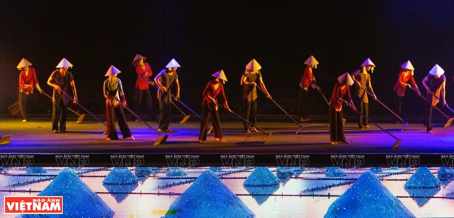 Ce spectacle est une des attractions majeures du tourisme de Mui Ne, province de Binh Thuan (Centre). 