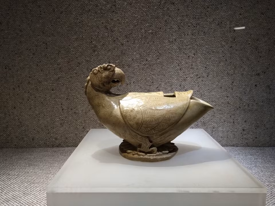 Selon plusieurs sources concordantes, l’histoire de la céramique vietnamienne remonterait au mésolithique (environ 10 000 ans avant notre ère) avec la culture de Son Vi et de Hoa Binh mais ce n’est que sous les dynasties des Ly (1009-1225) et des Tran (1225-1400) que la céramique vietnamienne a véritablement commencé à acquérir ses caractéristiques propres. En effet, la céramique des dynasties des Ly et des Trân s'est développée indépendamment, explorant ses propres thèmes décoratifs. Il s'agit d’une des pages les plus brillantes de la poterie vietnamienne. Les céramiques étaient utilisées pour la cour et la vie quotidienne. De nombreux émaux furent lancés à cette époque, dont la céramique émaillée blanche, le céladon (ou porcelaine verte), la céramique émaillée brune, la céramique bleue et blanche (pinyin) apparue à la fin du XIVe siècle.