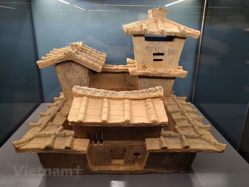 Au cours des dix premiers siècles de notre ère, sur la base de la tradition de la poterie Dông Son, les Viêt anciens ont absorbé des techniques chinoises, étendant l'échelle de production pour créer une gamme de céramiques aux couleurs vietnamiennes. Cela a contribué de faire du Vietnam l’un des rares pays au monde dont la poterie est née tôt et s'est développée en continu. C’est la base du fondement des lignes de céramique émaillée des périodes suivantes, en particulier au cours des dynasties Trân (1225-1400) et Ly (1009-1225). Plusieurs céramiques en terre cuite date de la période des 10 premiers siècles après J.C. ont été découvertes dans des zones de la ville de Hai Phong et de la province de Quang Ninh (Nord).