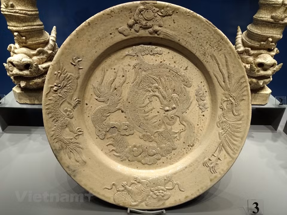 ''Ces objets rares et uniques sont presque impossibles à trouver dans des collections privées", a souligné Nguyên Quôc Binh, chef du Bureau d’exposition du Musée national de l’histoire du Vietnam. Il a ajouté: ''Avec le désir de rappeler pleinement la physionomie de la céramique vietnamienne de l’époque initiale jusqu’à l’époque de recul en passant par son âge d’or, nous avons décidé de juxtaposer deux collections, l’une, c'est la collection An Biên du collectionneur Trân Dinh Thang (de la ville portuaire de Hai Phong) et l’autre, c'est la collection de notre Musée''. Toujours selon le chef du Bureau d’exposition du Musée national de l’histoire du Vietnam, les critères de sélection des artefacts étaient de présenter la gamme complète des émaux ainsi que les techniques de production.
