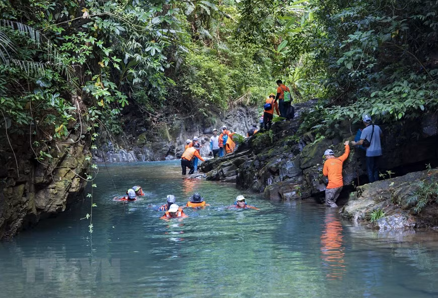 Voie menant vers Khe Nuoc Trong-Suoi Tien.