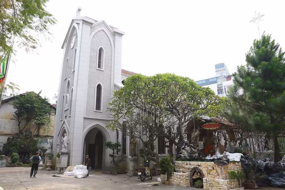 Hoài Nam se rend aussi régulièrement à l’église de Hàm Long (Saint Antoine de Padoue). Elle a été conçue par un architecte vietnamien originaire de Hanoï. Sa construction s’est achevée en décembre 1934. Hoài Nam précise : ''A l’intérieur de l’église de Hàm Long, il y a des bancs et des meubles datant de l’époque coloniale. J’adore cette église''. A Noël, les églises de Hanoï accueillent des dizaines de milliers de visiteurs. Les décorations et l’animation dans les rues à l’occasion de Noël font oublier le froid et apportent de la joie et de la chaleur aux habitants. Hanoï est fin prête à célébrer la naissance de Jésus.