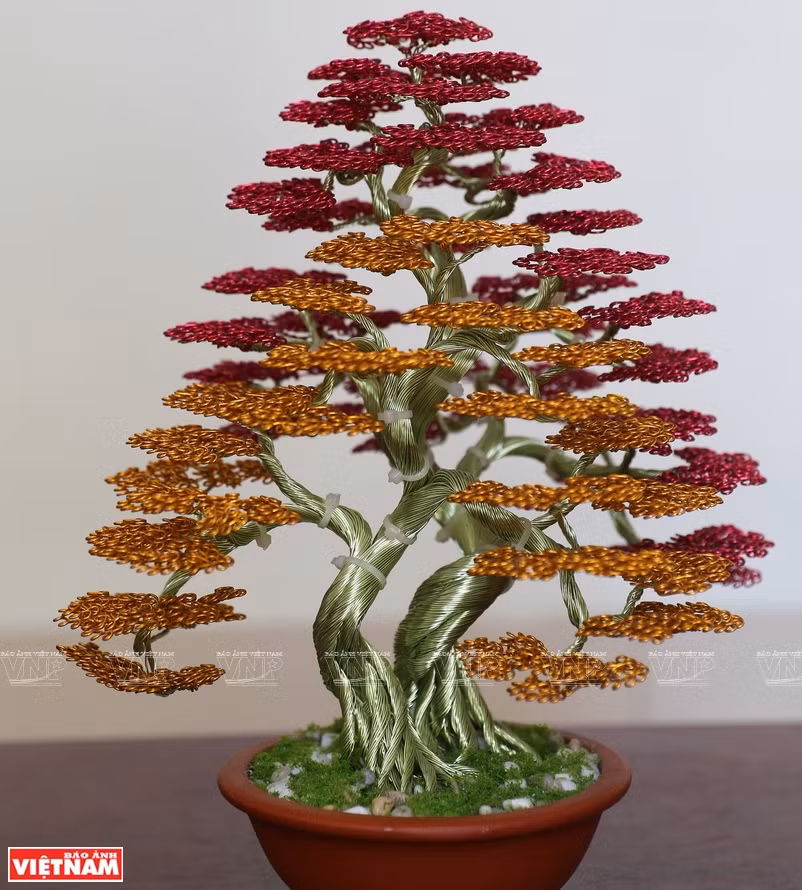 Une oeuvre de bonsaïs fabriquée à partir de fils de cuivre et d'aluminium par Pham Van Doanh.