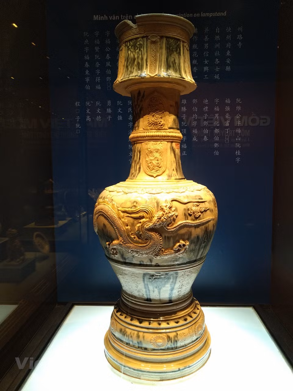 Au Vietnam, Bat Tràng est l’un des plus anciens villages dédiés à l’art de la céramique. Qu’en est-il aujourd’hui? A-t-il su négocier le difficile virage de la modernité? C’est ce que nous avons voulu savoir en nous rendant sur place. Ces vers folkloriques et poétiques à la fois rendent hommage à la céramique de Bat Tràng. Ses briques font la fierté des habitants du Nord. Elles sont solides, durables et étanches. De nombreuses générations d’artisans ont travaillé dur pour préserver le métier de leurs ancêtres. Ils fabriquent des œuvres d’art de plus en plus sophistiquées et modernisent leur savoir-faire. Aujourd’hui, tradition et modernité ne font plus qu’un dans ce village de céramistes.
