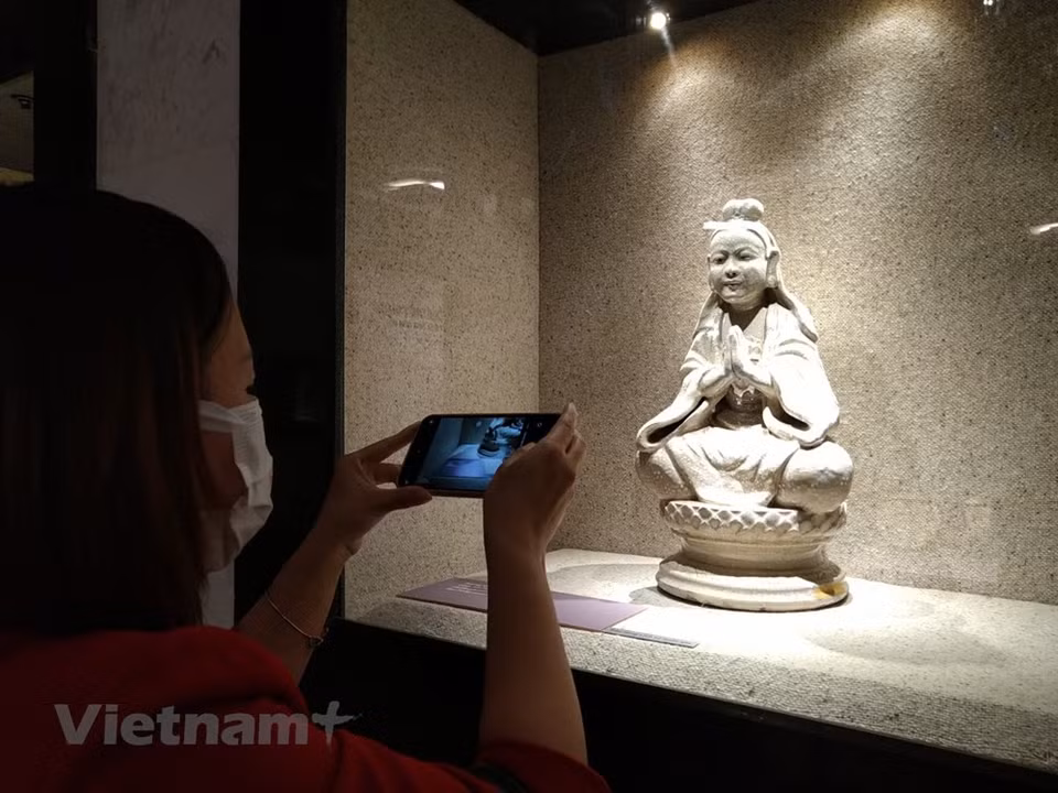 Une exposition thématique, intitulée "La céramique vietnamienne : Une tradition distincte - Vue de la collection An Biên", se déroule du 19 novembre jusqu’au mois d’avril 2022 au Musée national de l’Histoire du Vietnam à Hanoï. Cette exposition est organisée à l’occasion de la Journée du patrimoine culturel du Vietnam (23 novembre) par le Musée national de l’Histoire du Vietnam (MNHV), en collaboration avec l’Association du patrimoine culturel du Vietnam et le collectionneur Trân Dinh Thang, propriétaire de la collection An Biên. Elle présente près de 60 céramiques uniques sélectionnées dans cette collection et 22 objets de ce musée. Les objets exposées sont divisés selon quatre périodes : les 10 premiers siècles, du XIe au XIVe siècles, du XVe au XVIIe siècles, du XVIIIe au XIXe siècles.