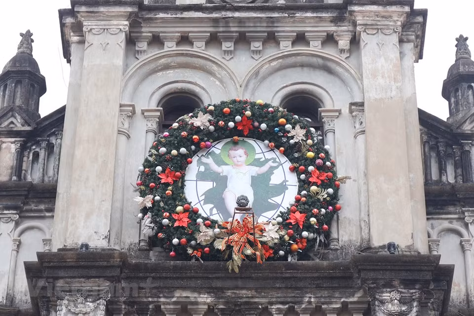 Comme d’habitude, les églises de Hanoï sont magnifiquement décorées. Située dans la rue Nhà Chung, la Cathédrale Saint-Joseph est bien entendu la destination de choix pour ceux qui aiment voir les décorations authentiques de Noël : sapin, bonhomme de neige, rennes... ''À Noël, je vais souvent à l’église pour admirer les décorations, écouter le son des cloches et aussi les chansons sur cette fête annuelle des catholiques. Cette année, les décorations sont magnifiques'', a confié Nguyên Trà My, une habitante de l’arrondissement de Hoàn Kiêm. La Cathédrale Saint-Joseph de style néogothique est située à quelques pas du lac de l’Epée restituée, au cœur de la capitale. Elle a été construite en 1886 par les Français.