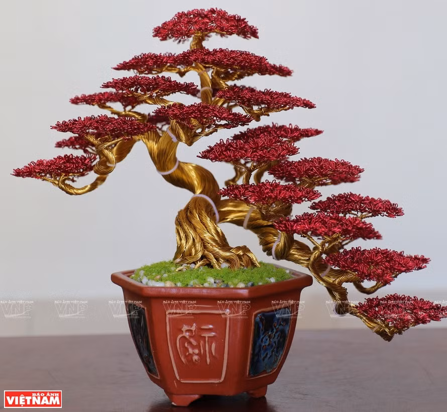 Une oeuvre de bonsaïs fabriqué à partir de fils de cuivre et d'aluminium par Pham Van Doanh.