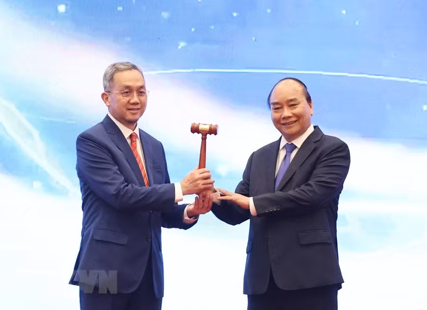  Le Premier ministre Nguyen Xuan Phuc (droite) remet le marteau de la présidence de l'ASEAN à l’ambassadeur du Brunei au Vietnam, lequel assumera la présidence de l’ASEAN en 2021. 