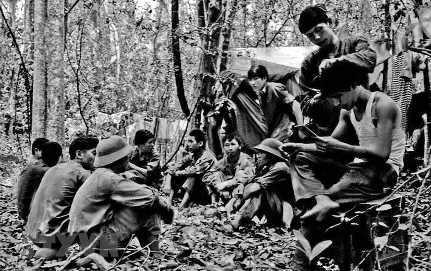  Le groupe de reporters ''GP 10'' (Libération - 10e cours de formation de journalistes) de l'Agence vietnamienne d’Information en route pour la campagne de Ho Chi Minh afin de soutenir l'Agence d'information de Libération. 