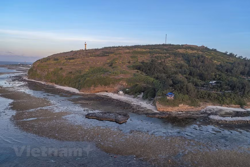  Selon les personnes âgées de Ly Son, la cuvette du volcan de Thoi Loi abritait autrefois une forêt de différentes essences précieuses et un cours d'eau courait à son pied pour former le ruisseau Chinh. La forêt a été totalement détruite et le ruisseau n'existe plus. Il reste seulement une relique – la pagode Hang (Cave) construite au 16e siècle sous le règne du roi Lê Kinh Tông, elle se trouve au pied d’une falaise à 20m de la base de la montagne et donne vue sur la mer. En raison de l'érosion marine, les couches de roches ont formé une grotte en forme de pagode. Photo : Vietnamplus 