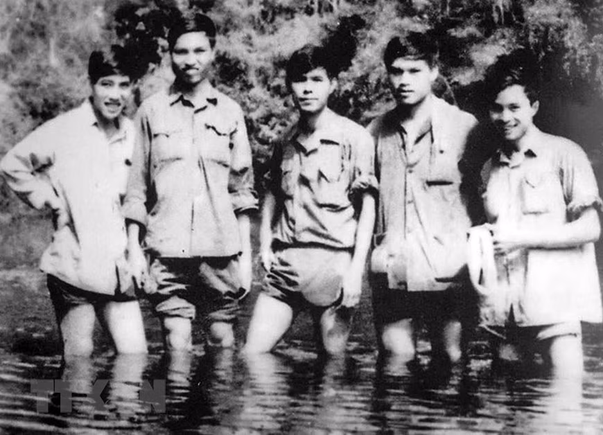  Le groupe de reporters ''GP 10'' de l'Agence vietnamienne d’Information à la base de résistance Ma Da (province de Dong Nai) au début 1974. 