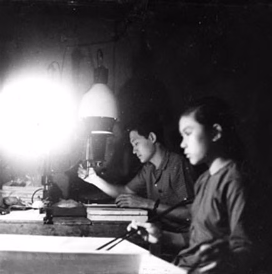  Sur le champ de bataille du Sud, des cadres, reporters et télégraphes de l'Agence d'information de Libération se sont tenus régulièrement dans les zones extrêmement féroces, opérant dans de mauvaises conditions de travail. 