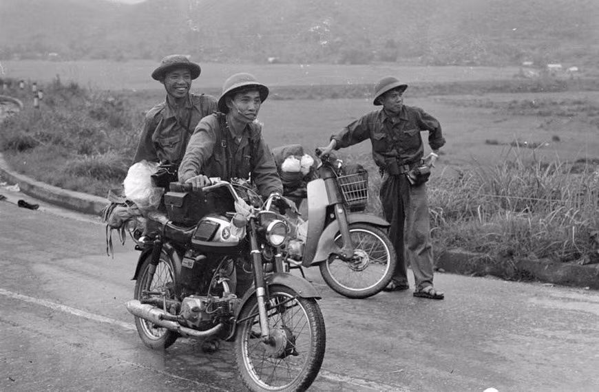  Les reporters de l'Agence vietnamienne d’Information Tran Mai Huong, Ngoc Dan et Hoang Thieu traversaient le col de Hai Van pour aller à Da Nang, le 29 mars 1975. 