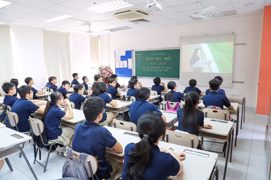  Saluant chaleureusement les efforts pour surmonter les difficultés ainsi que les résultats obtenus par le secteur de l'éducation au cours de l'année scolaire passée, il a souhaité que les enseignants, les cadres gestionnaires et les employés du secteur de l'éducation contribuent davantage au renouvellement fondamental et complet de l'éducation nationale pour l’année scolaire 2020-2021. Il a espéré que les élèves et étudiants promouvront la tradition d’apprentissage de leurs pères, imiteront bien leurs études et se formeront bien pour devenir de futurs propriétaires du pays. Il a souhaité que les parents continuent à coopérer avec le secteur de l'éducation pour créer les conditions optimales à leurs enfants. Photo : Vietnamplus 