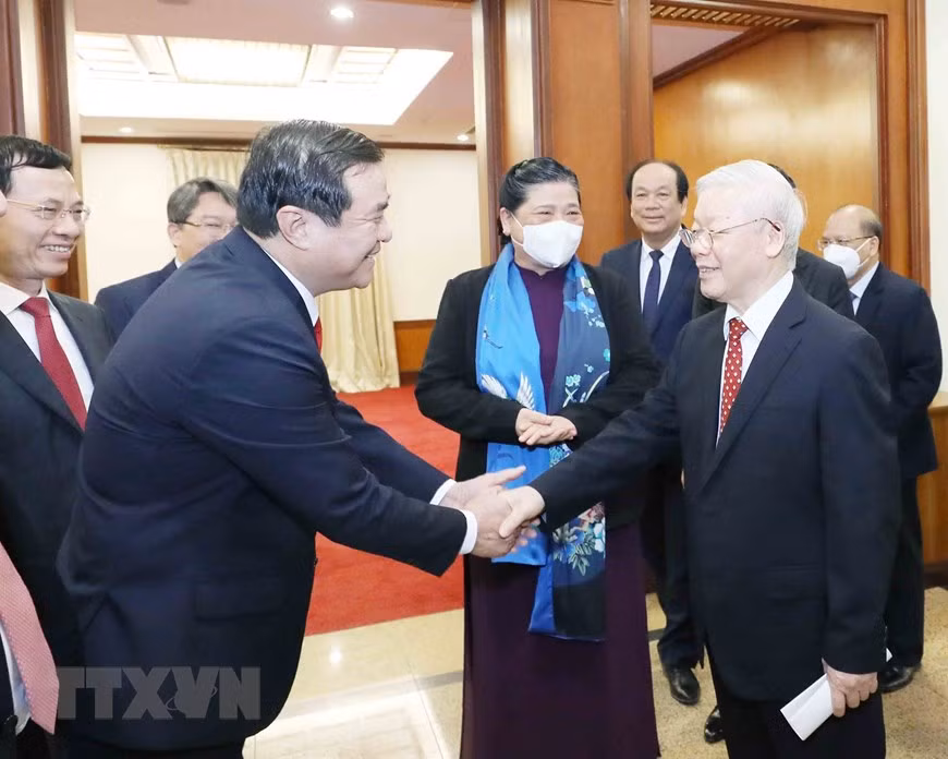  Le secrétaire général du Parti et président vietnamien Nguyen Phu Trong rencontre des délégués. 