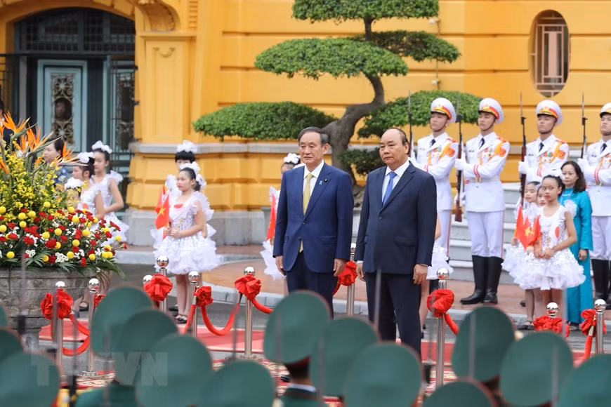  Le Premier ministre Nguyen Xuan Phuc et son homologue japonais Suga Yoshihide sur le podium d'honneur à la cérémonie d’accueil. 