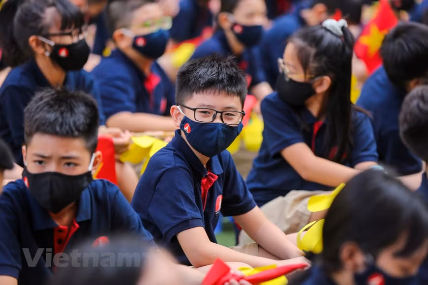  Pour l’année scolaire 2020-2021, la pandémie du COVID-19 pourrait encore avoir de nouvelles évolutions, le leader du Parti a demandé au secteur de l'éducation de mettre en œuvre efficacement les directives et politiques du Parti et de l’État sur l'éducation et la formation ; de surmonter toutes les difficultés pour prévenir et combattre l’épidémie et mener à bien l’enseignement ; de concentrer les ressources pour améliorer la qualité de l'éducation et de la formation, en particulier la formation de ressources humaines de haute qualité capables de répondre aux exigences de l'industrialisation et de la modernisation nationales et aussi de la quatrième révolution industrielle ; d’améliorer l'enseignement de l'histoire, de la culture nationale, du style de vie, des idéaux révolutionnaires… aux élèves et étudiants. Photo : Vietnamplus 