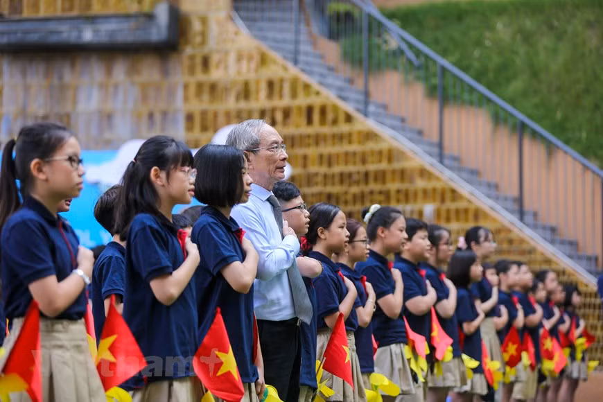  À cette occasion, le secrétaire général du Parti communiste et président du Vietnam, Nguyên Phu Trong, a formulé les meilleurs vœux au secteur de l’éducation, aux élèves et étudiants, ainsi qu’à leurs parents. Il a souhaité que les enseignants, les cadres gestionnaires et les employés du secteur contribuent davantage au renouvellement fondamental et complet de l’éducation nationale. Au cours de l'année scolaire 2019-2020, bien que l'épidémie de COVID-19 ait directement et gravement affecté les activités du secteur de l'éducation, celui-ci a été mis en œuvre de manière proactive, drastique et efficace des solutions pour la mise en œuvre réussie de la lutte contre le coronavirus et l’accomplissement du plan de l'année scolaire, a-t-il estimé. Photo : Vietnamplus 