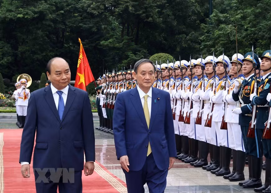  Le Premier ministre Nguyen Xuan Phuc et son homologue japonais Suga Yoshihide passent en revue la garde d'honneur à la réception. 