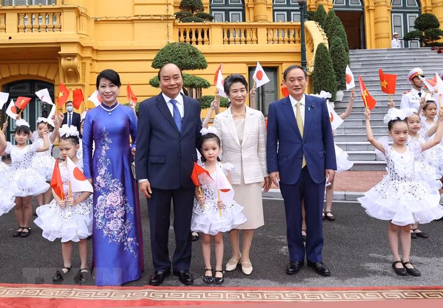  Photo de famille entre le Premier ministre Nguyen Xuan Phuc, son épouse, le Premier ministre japonais Suga Yoshihide, son épouse et des petites-filles vietnamiennes. 