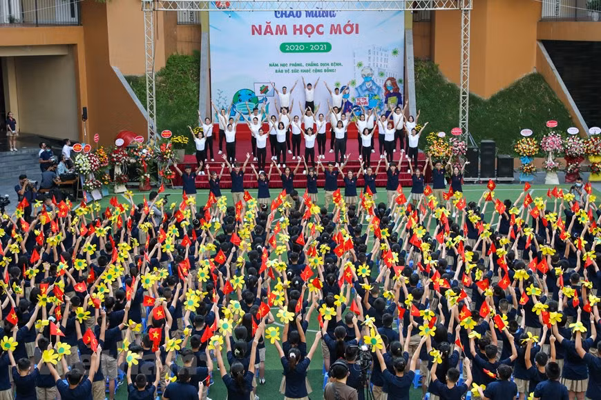  Le ministère vietnamien de l'Éducation et de la Formation vient de publier son nouveau programme scolaire pour l'année scolaire 2020-2021 marqué par allègement de dix matières au collège et au lycée. Une bonne nouvelle pour des milliers d’élèves et d’enseignants au Vietnam : les mathématiques, la physique, la chimie, la biologie, l'informatique, la technologie, la littérature, l'histoire, la géographie ainsi que l’éducation civique vont privilégier la qualité à la quantité pour l’année scolaire qui démarre, les contenus de ces disciplines se simplifiant. Cet ajustement du programme a en effet pour but de mettre en œuvre efficacement le programme actuel de formation générale, de développer la qualité des enseignements ainsi que les capacités des élèves et d'assurer la continuité de l’enseignement face à la crise sanitaire liée à l'épidémie de COVID-19. Photo : Vietnamplus 