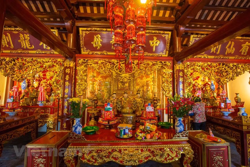  Ce temple unique, qui est dédié au culte de l’ensemble de la famille de Trân Hung Dao et de ses grands serviteurs et vassaux, a survécu à toutes les vicissitudes du temps. Le temple de Cua Ông a non seulement une grande valeur historique, mais également une dimension artistique et culturelle. L’ensemble de la zone est disposé sur des collines peu élevées et sous des arbres séculaires créant une dimension calme, majestueuse et solennelle à tout l’édifice religieux. L’architecture est décorée à l’image des tu linh (quatre animaux sacrés) dont long (dragon), ly (licorne), quy (tortue) et phung (phénix). Photo : Vietnamplus 