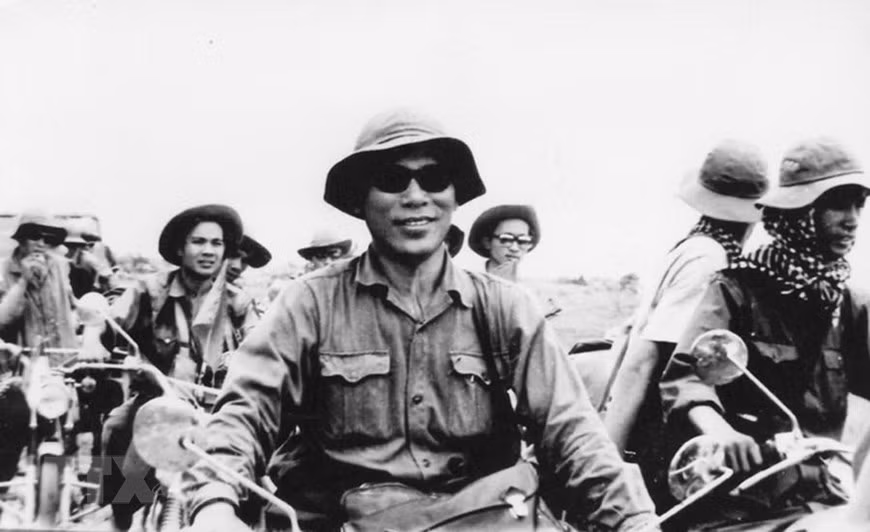  Des reporters de l'Agence d'information de Libération et de l'Agence vietnamienne d'information en route vers Saigon le 30 avril 1975. 