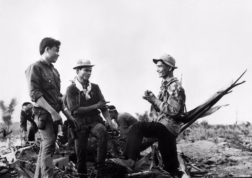  Le photojournaliste Phong Van (pseudonyme Chinh Van) de l'Agence d'information de Libération collecte des informations sur des guérilleros de la commune d'An Phu, district de Cu Chi, abattant un avion américain en avril 1975. 