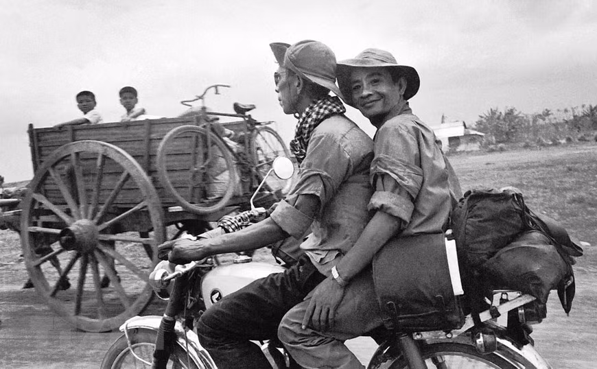 Le reporter de l'Agence d'information de Libération Nguyen Duc Giap (derrière) et son collègue en route vers Saigon pendant la campagne de Ho Chi Minh en avril 1975. 
