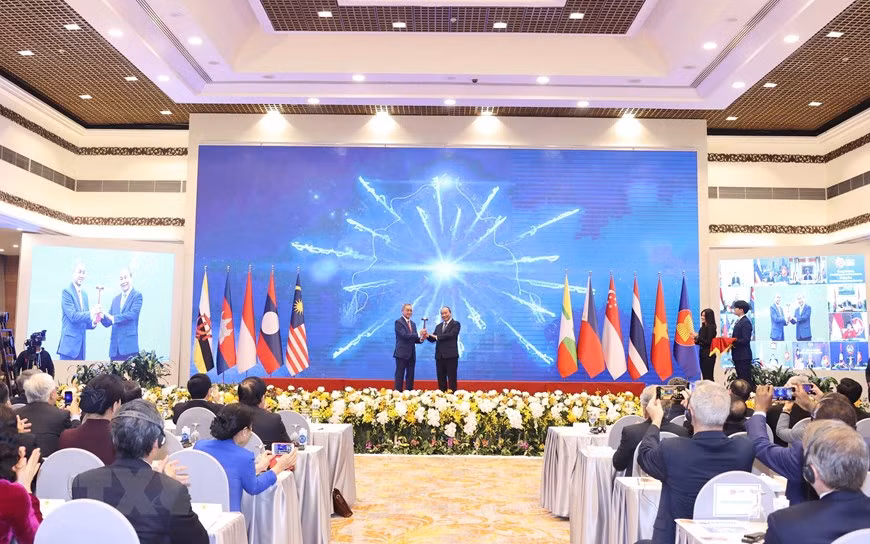 Une cérémonie a eu lieu dimanche après-midi 15 novembre pour clôturer le 37e Sommet de l’ASEAN et les réunions connexes et transférer la présidence de l’ASEAN 2021 au Brunei.