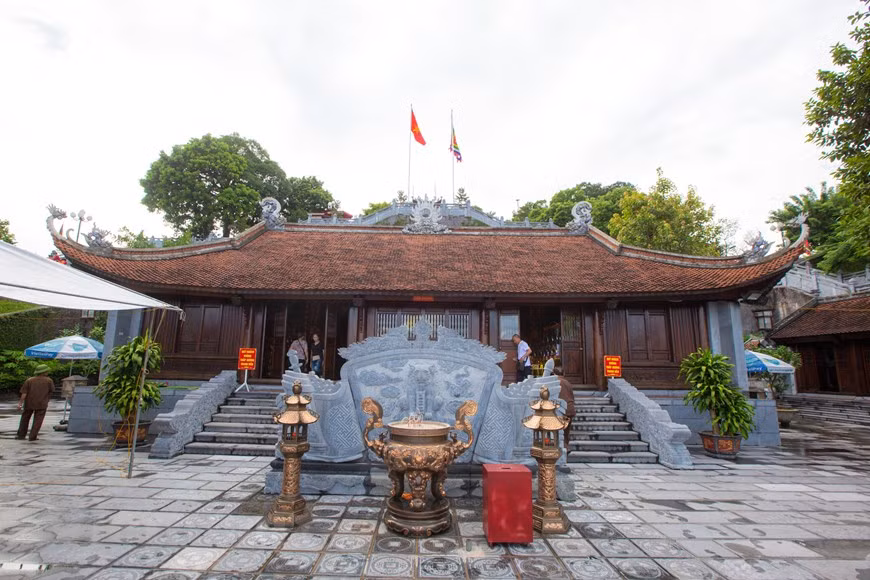  L’ouvrage comprend trois parties : le temple inférieur (Dên Ha), le temple du milieu (Dên Trung) et le temple supérieur (Dên Thuong) qui donnent tous sur la magnifique baie de Bai Tu Long. Ce lieu abrite 34 statues et statuettes finement sculptées qui représentent notamment Trân Hung Dao, son épouse (Thanh mâu, ou Sainte-Mère), deux princesses, ainsi que des personnages historiques célèbres tels que Trân Quôc Tang, Trân Anh Tông, Trân Khanh Du, Yêt Kiêu, Da Tuong et Pham Ngu Lao. Ce temple a été construit avec du palissandre précieux. Gravé de reliefs et motifs colorés, il possède également des sentences parallèles. Photo : Vietnamplus 