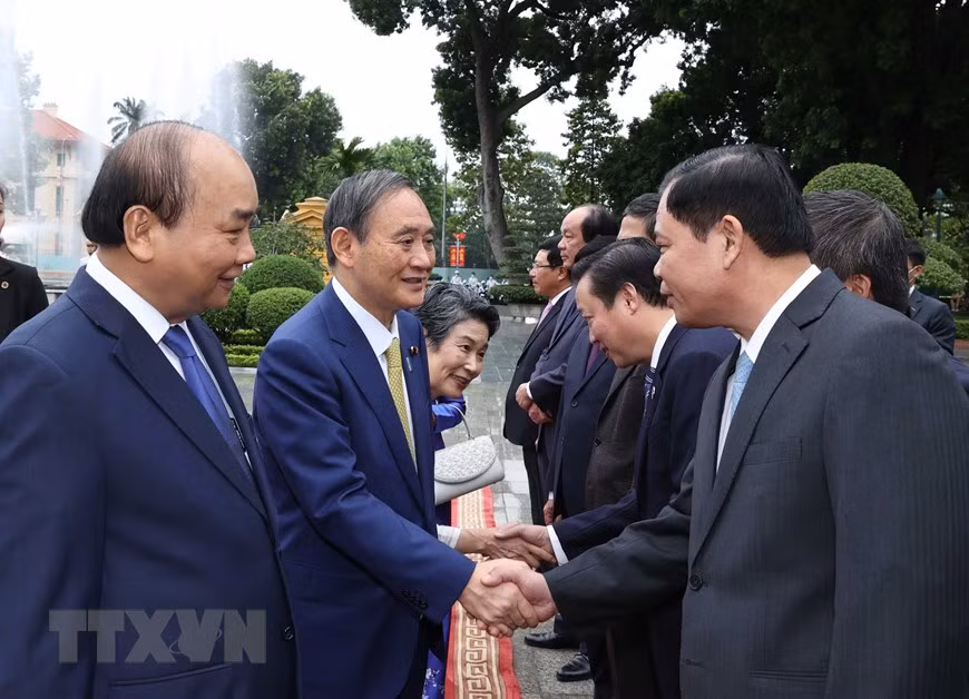  Le Premier ministre japonais Suga Yoshihide rencontre des membres de la délégation vietnamienne à la cérémonie de bienvenue organisée en son honneur. 