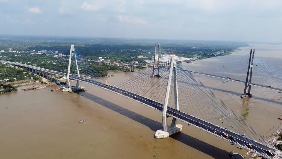 Le pont My Thuân 2 sur la rivière Tiên, relie les deux provinces de Tiên Giang et Vinh Long (Sud). D’une longueur totale de plus de 6,61 km, il jouxte le pont de My Thuân. Son investissement total s’élève à environ 5 000 milliards de dôngs, en provenance du budget de l’État. Le projet facilite l’accès aux autoroutes Trung Luong - My Thuân et My Thuân - Cân Tho. Photo: VNA 