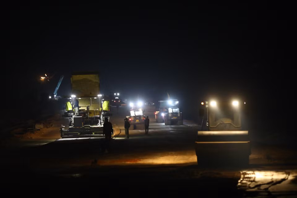Les ouvriers ont travaillé toute la nuit sur le tronçon Mai Son - Autoroute nationale 45 d'une longueur totale de 63,37 km et d'un investissement de 12.111 milliards de dôngs (561,03 millions de dollars). Sa construction a commencé en septembre 2020 et s'est achevée le 30 avril 2023. Photo: VNA 