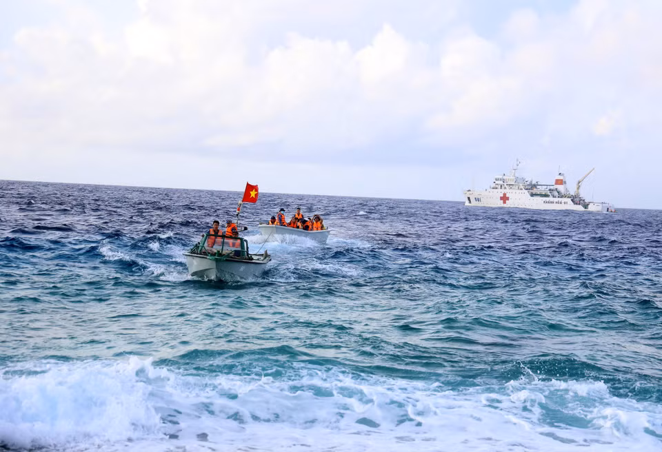 Les vagues et le climat difficile n’ont pu jamais décourager les soldats en poste sur l’île. Photo: VNA 