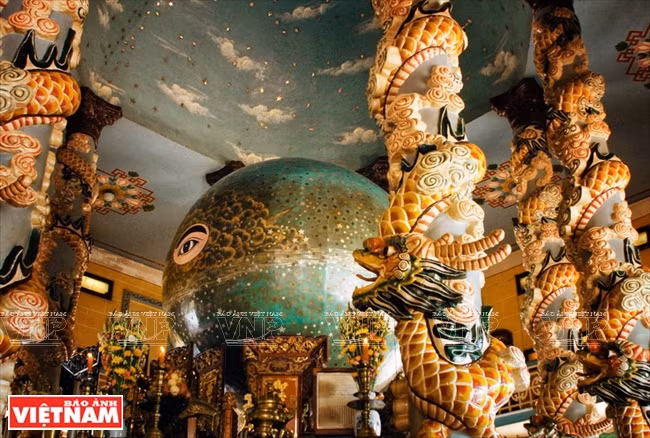 Dans le sanctuaire se trouve un globe – symbole de l’univers sur lequel il y a un Grand Œil signifiant «l'Œil divin»- symbole du Dieu, c-à-d Duc Tri Tôn du Caodaïsme.