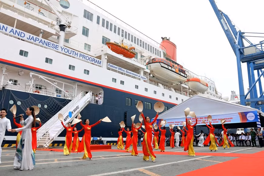  Un numéro artistique lors de la cérémonie d’accueil du bateau de la jeunesse d’Asie du Sud-Est. 